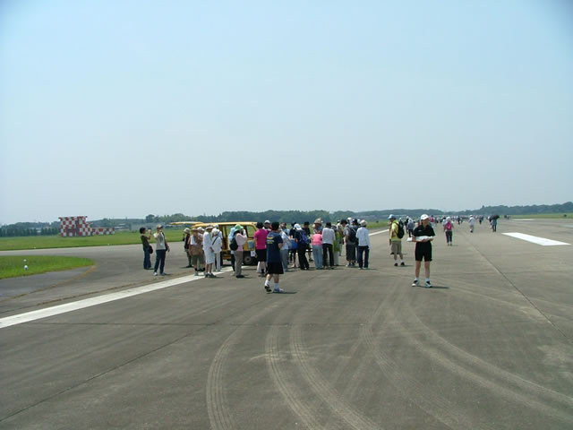 ���F���y�����Ԃ̎���ɐl��